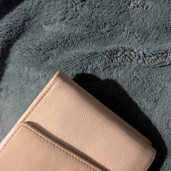 SALE CHANEL AUTHENTIC Cream Leather Compact Wallet with CC Logo Very Beautiful! - Picture 11 of 14